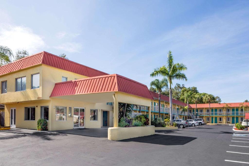 Indian Beach Sapphire Shores Hotel | Super 8 by Wyndham Sarasota Near Siesta Key