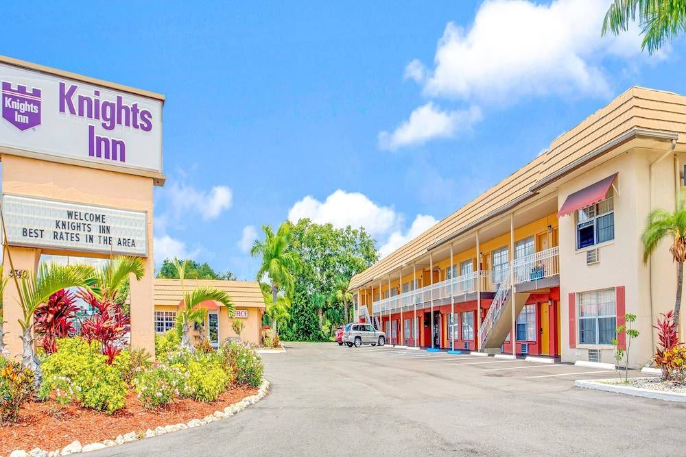 North Trail Hotel | SureStay Hotel by Best Western Sarasota Lido Beach