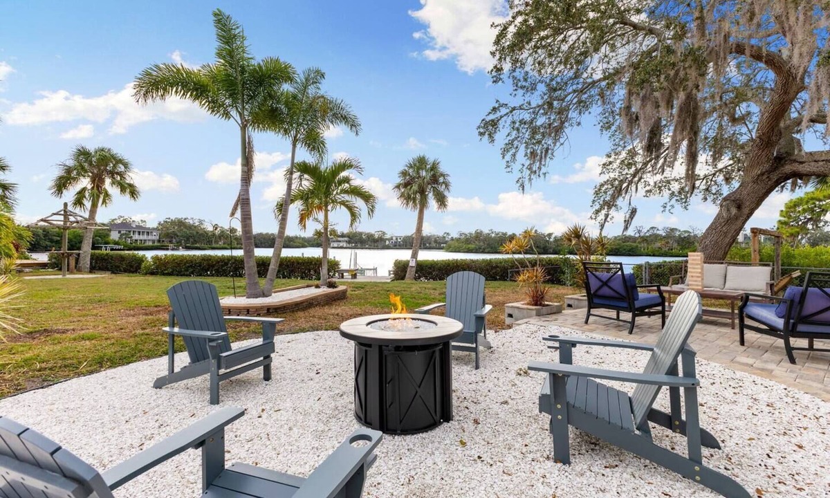 New Port Richey House | Swan Lake Inn - Waterfront Oasis Firepit BBQ