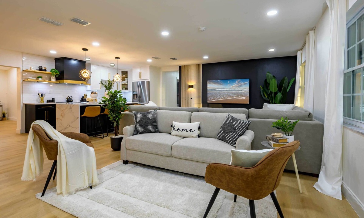 Tampa House | Tampa Retreat: 11 Beds, Game Room & Pool!