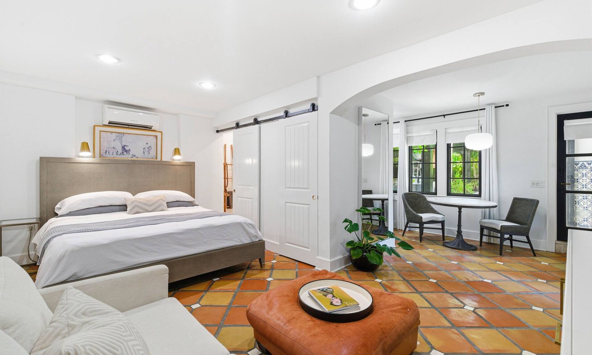 Beach Park Apartment | Tampa Studio: Near Stadium, Shops & Beaches