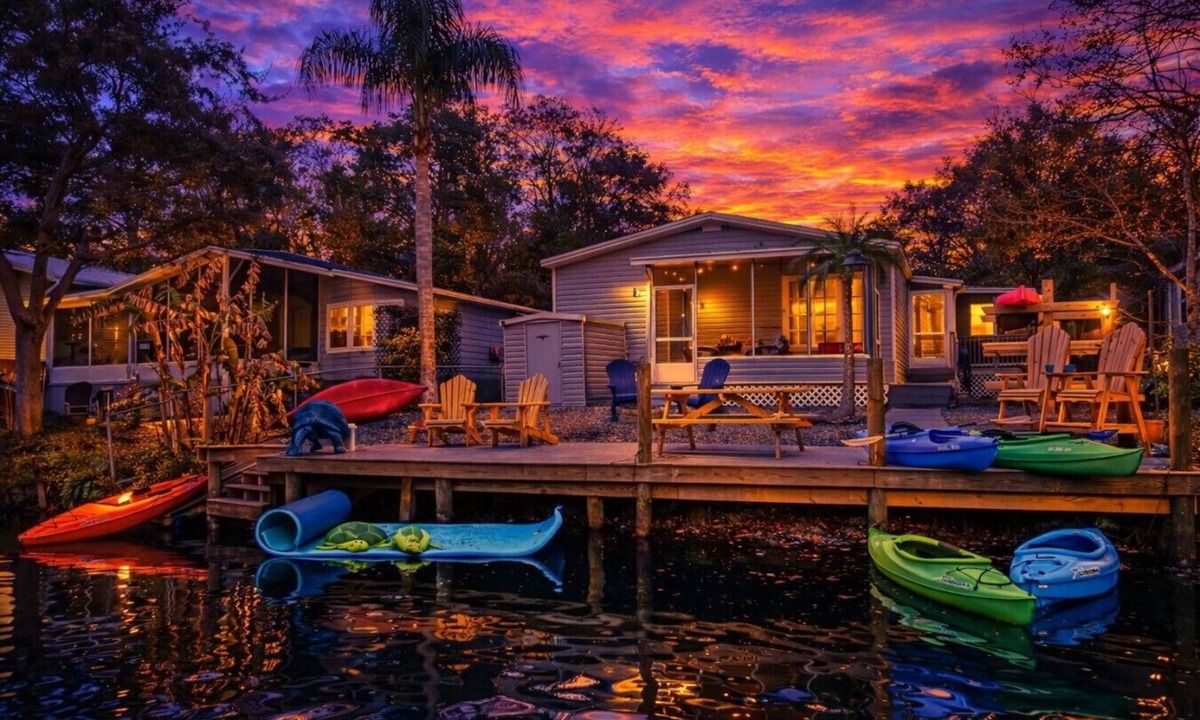 Weeki Wachee Gardens House | Teal Turtle, Swim Mat, Kayaks, Fire Pit! PET FRIENDLY - Weeki Wachee River!