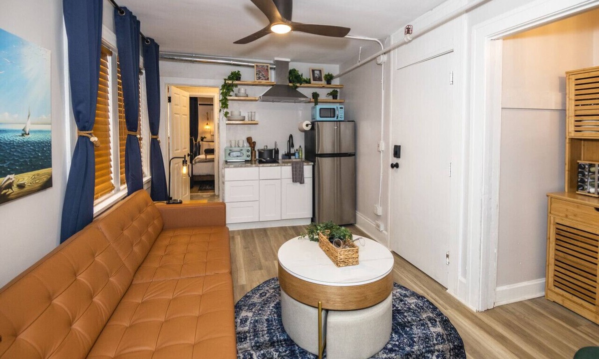 Downtown St. Petersburg Bed & Breakfast | The 1888 Hotel 202 (A/B/C) 2 Bed/1 Bath King Suite
