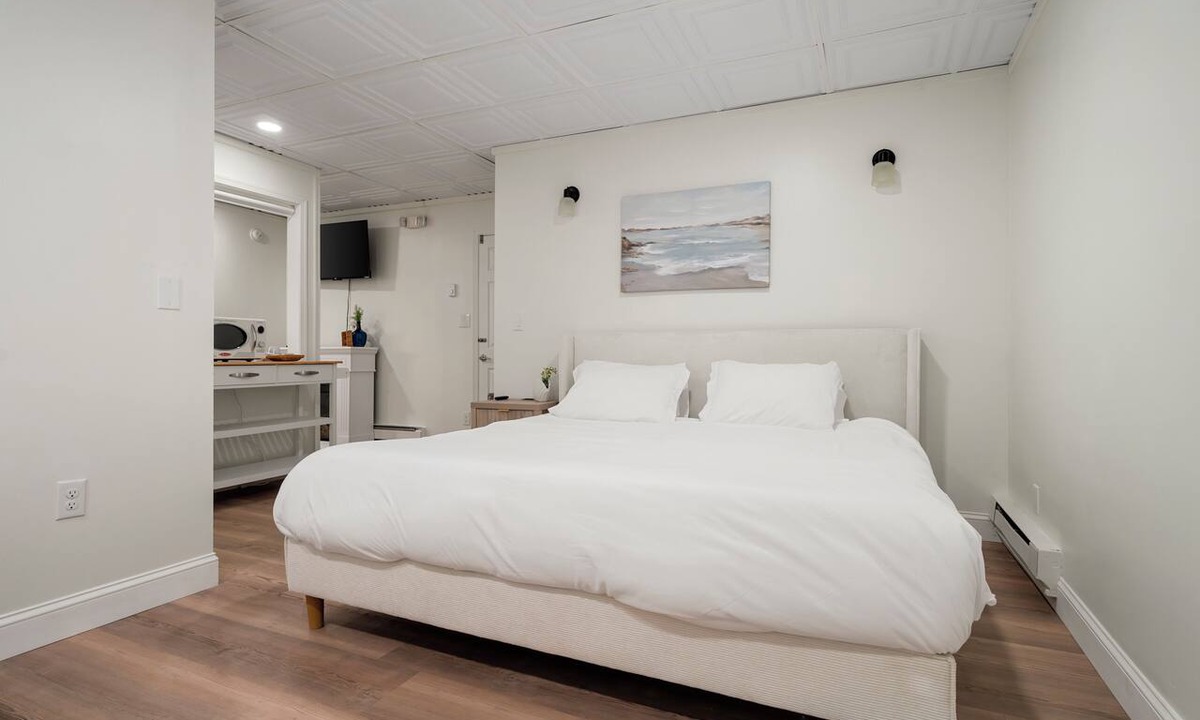 Sylvan Beach Hotel | The Beachside