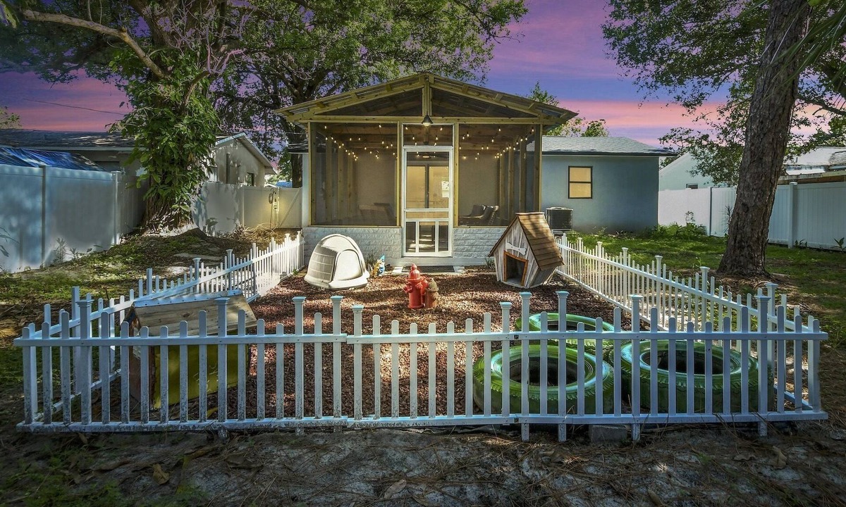 St. Petersburg House | The Doghouse Inn ~ MUST Love Dogs! ~ Central St. Pete - Backyard Sanctuary