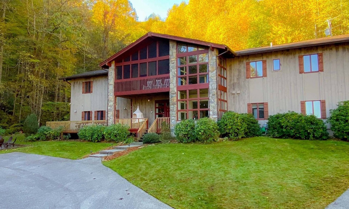 Whittier Cabin | The Hive Lodge - A Place Where Busy Bees Rest
