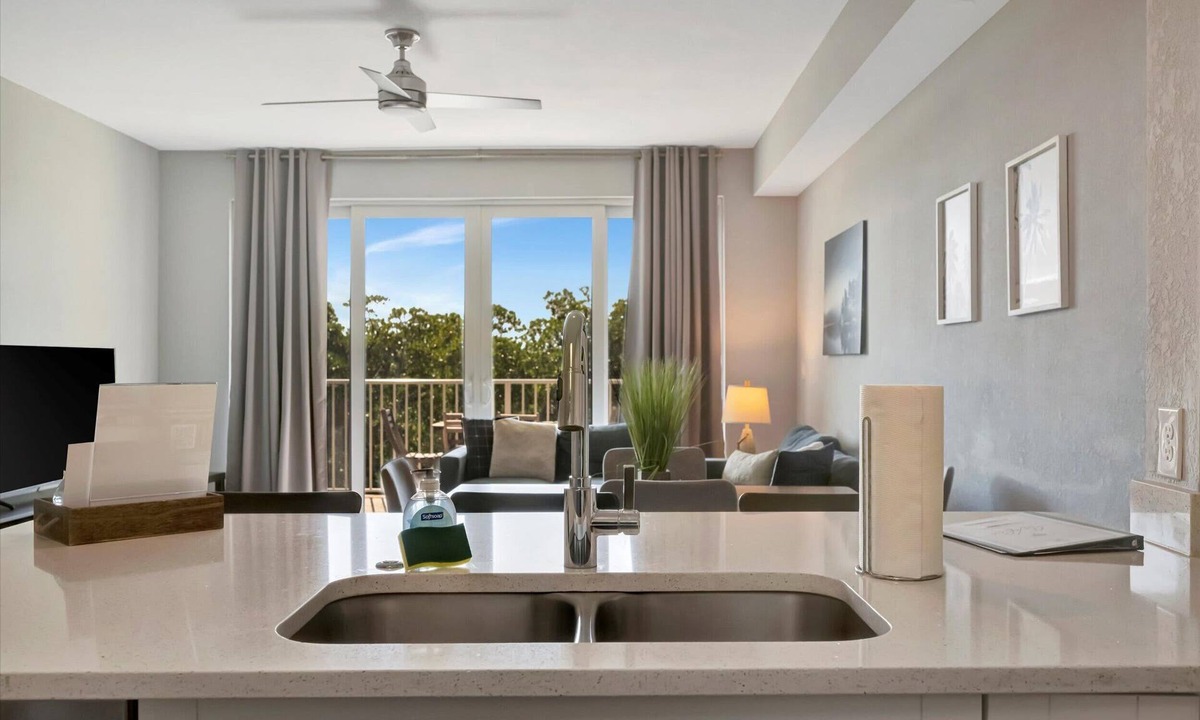 Ruskin Apartment | The Mangrove Waterfront Pool Hot Tub Near Beach