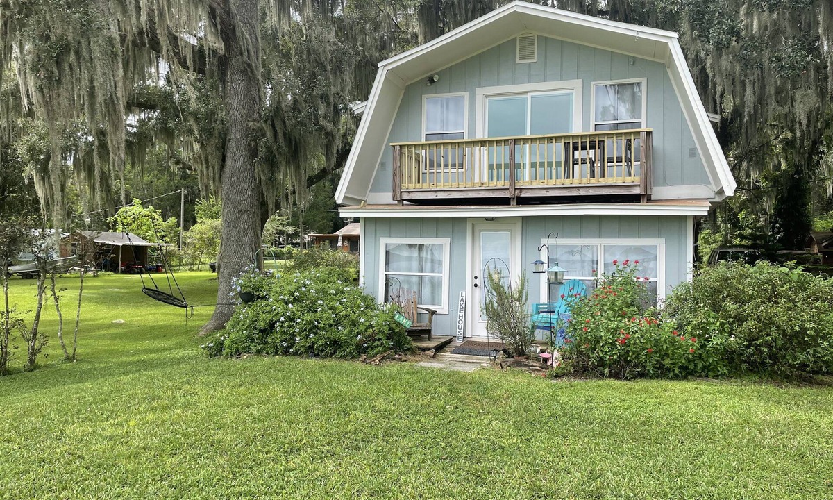 Melrose Cottage | The Nest on Lake Santa Fe in Melrose, FL