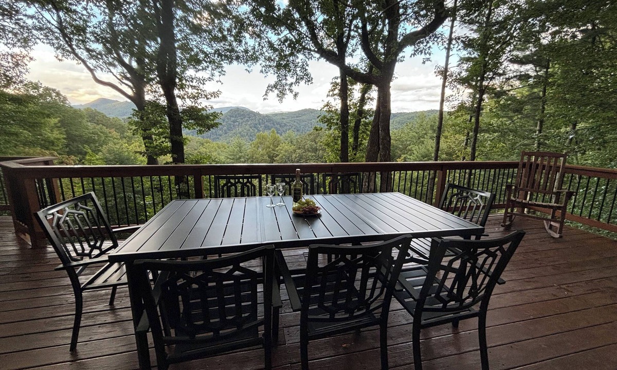 Deep Gap Cabin | The Perfect Family Getaway!Sleeps 8, 3 BR-3 BA, Incredible VIEWS, Pet-Friendly!