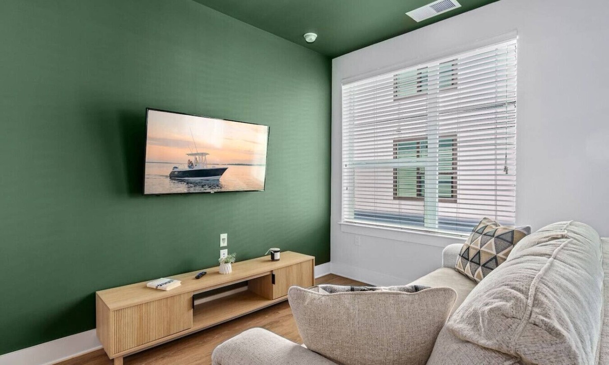 Tampa Apartment | The Perfect Studio | 1 Queen Bed | Raymond James!