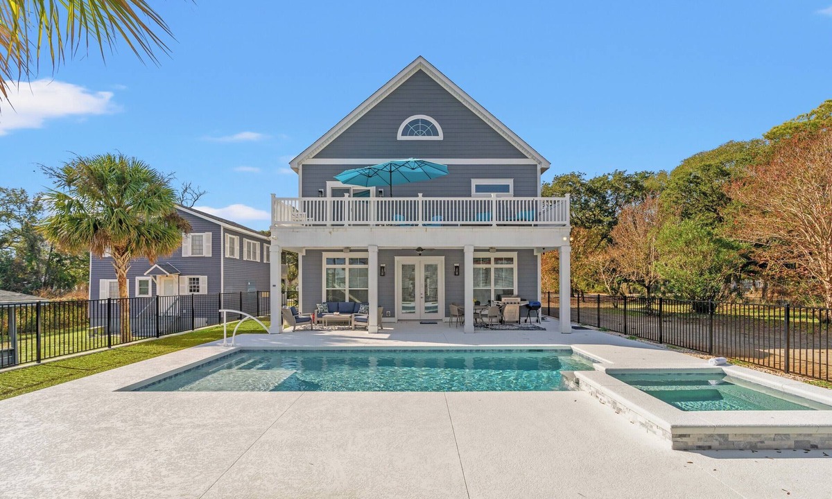 Atlantic Beach House | The Quiet Storm - Walk to Beach - 4BR/3BA - 3 Living Areas
