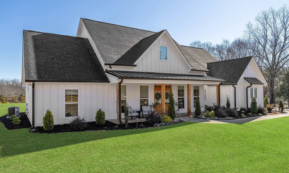 Travelers Rest House | The Sanctuary @ Tubbs Mountain Luxury Sleeps 12 Hot Tub Games Gym 1-Acre