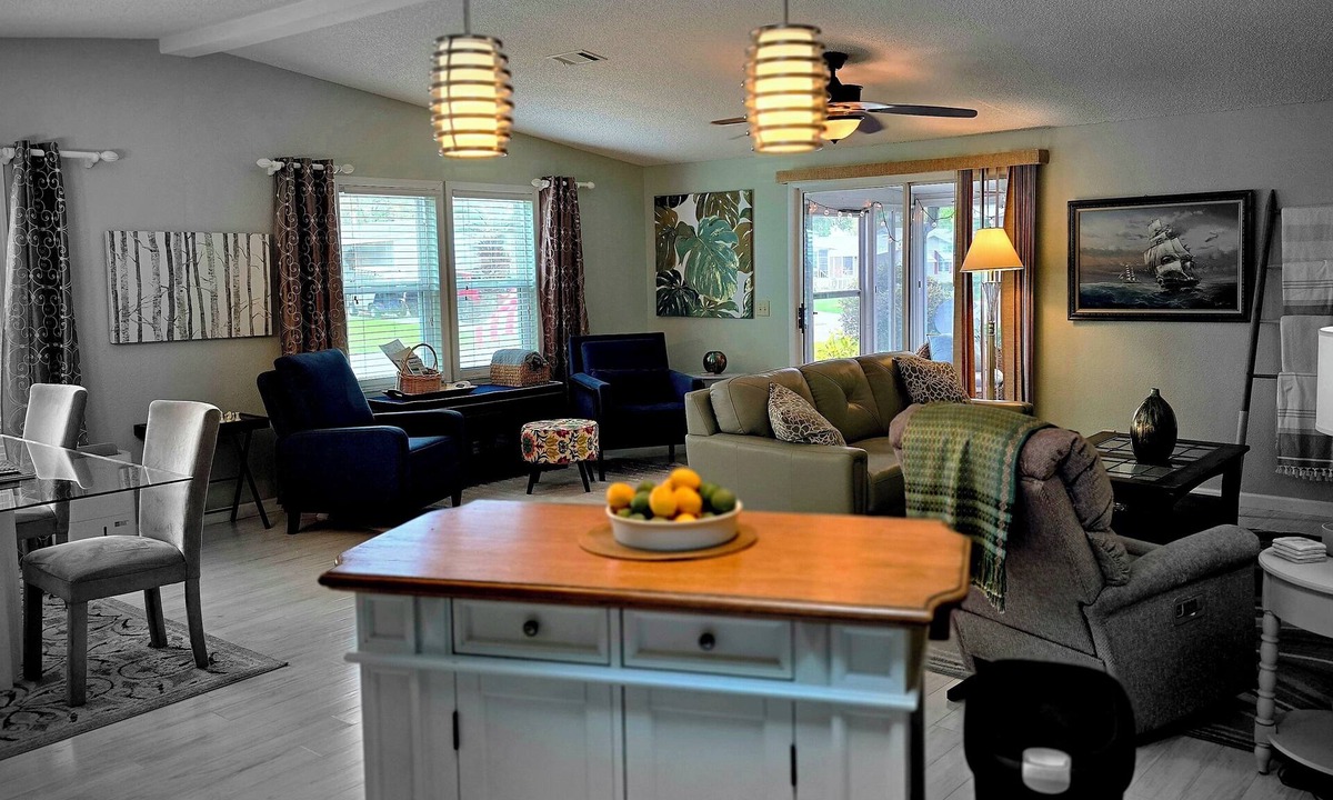 The Villages House | THE VILLAGES! EZ access to shops+ squares, Pets OK, remodeled and clean,gas golf