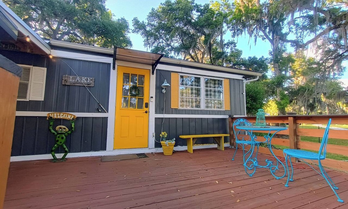 Crescent City House | The Yellow Bow- A Peaceful Lake View Getaway