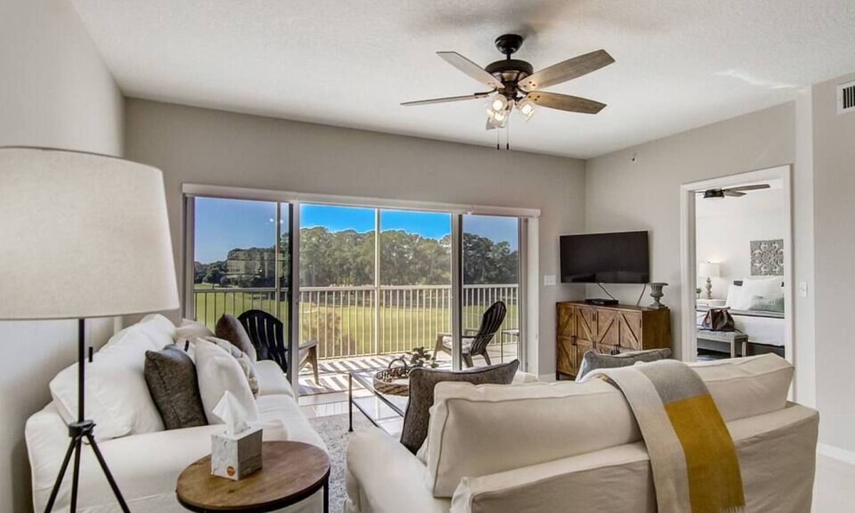 Largo Condo | This condominium is a 2 bedroom(s), 2 bathrooms, located in Largo, FL.
