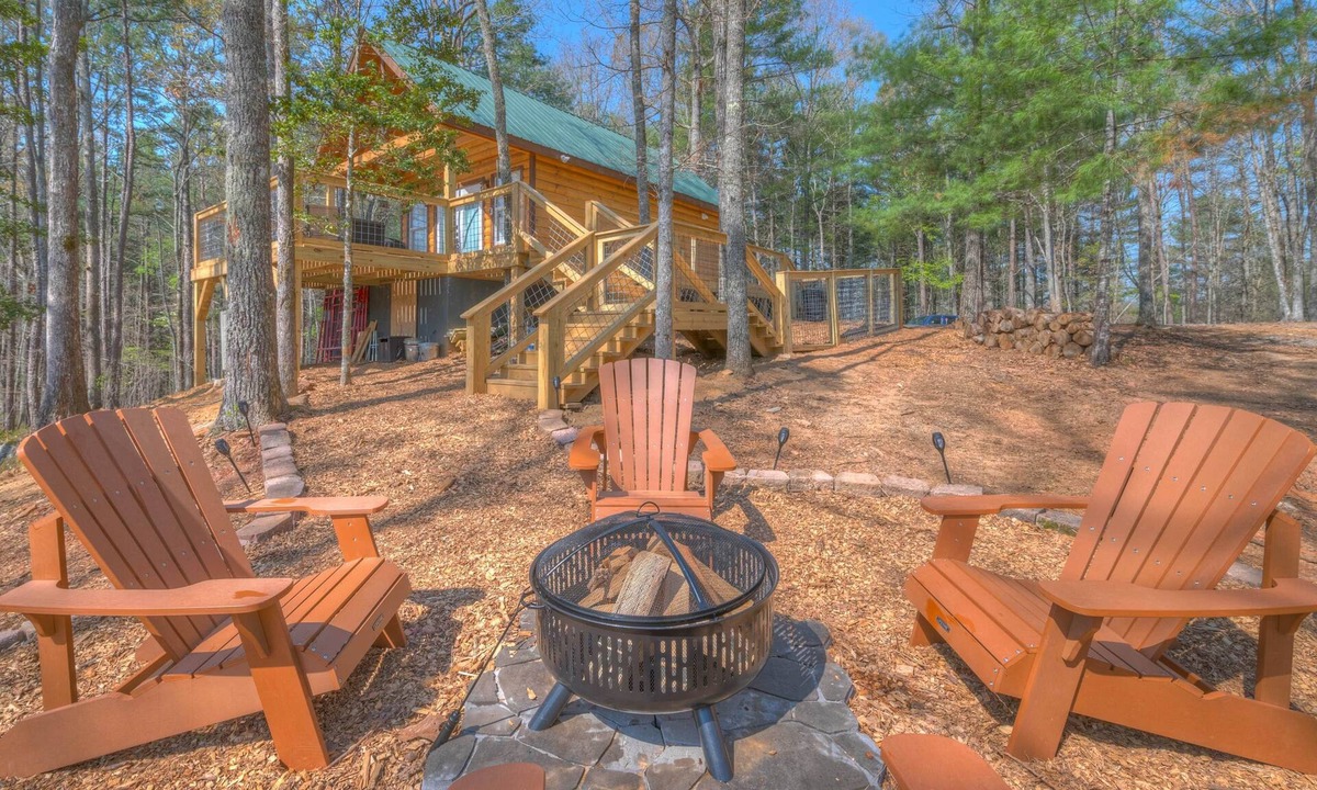 Murphy Cabin | Tiny cabin - Big Amenities - King Bed - Secure Dog Yard
