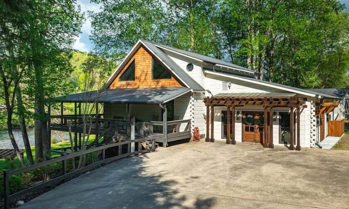 Dial House | Toccoa Time - Riverside | Pet Friendly | Firepit | Pool table