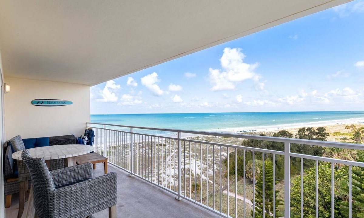 Madeira Beach Condo | Top Floor Beach & Gulf Views - Madeira Norte #516