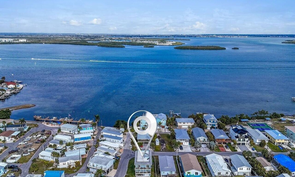 Bradenton Beach Apartment | Top Floor Beach Retreat | Walk to Beach | Sleeps 7