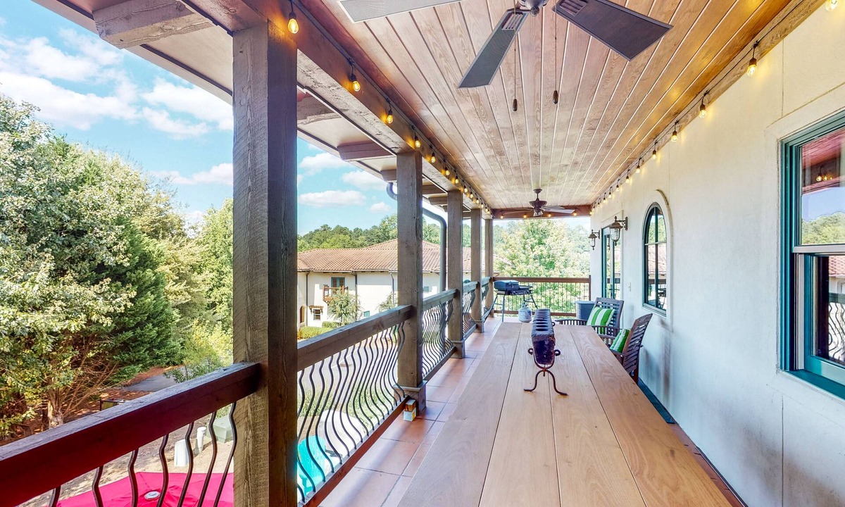 Eatonton Condo | Top-floor Lake Oconee condo with fairway-view balcony, full kitchen