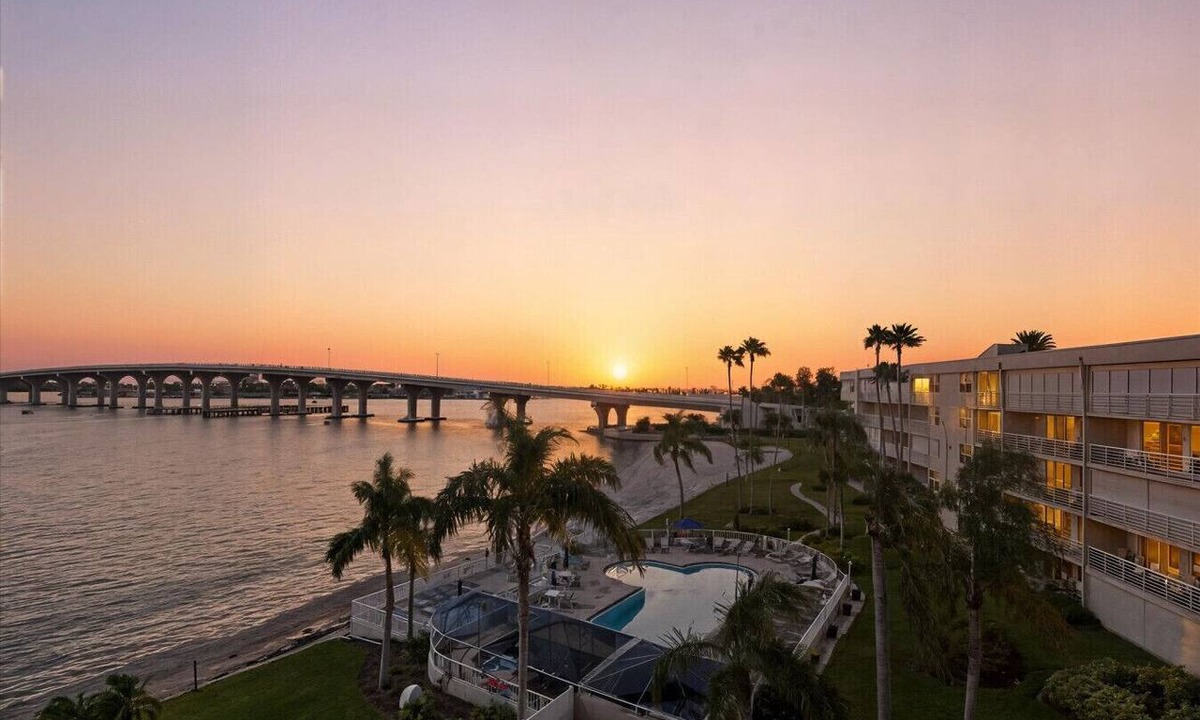 Isla del Sol Condo | Top Floor Waterfront Escape w Spectacular IntercostalViews