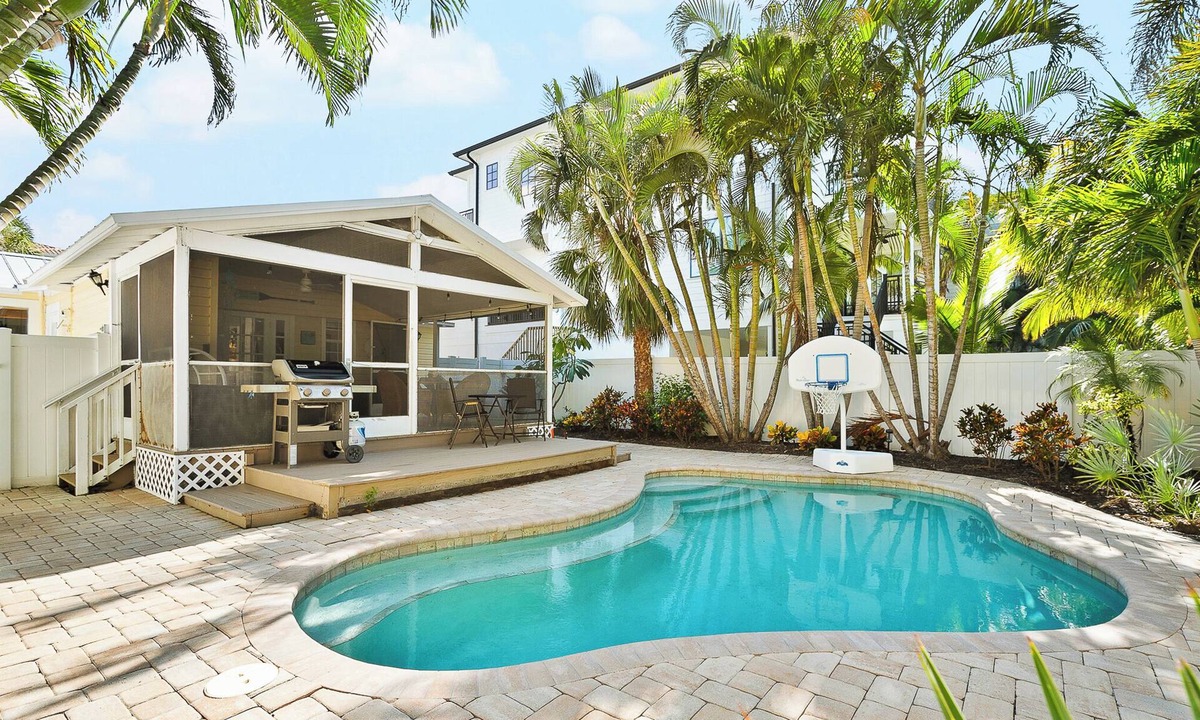 Bradenton Beach Cottage | Tortuga Cottage · 1915 · Pool · Pet-Friendly