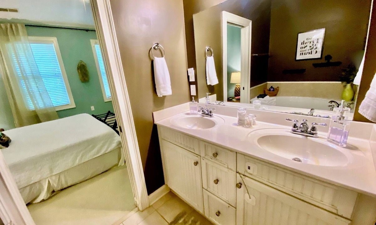 West End Cottage | Townhouse in the West End steps from everything! Main St, Falls Park, Baseball
