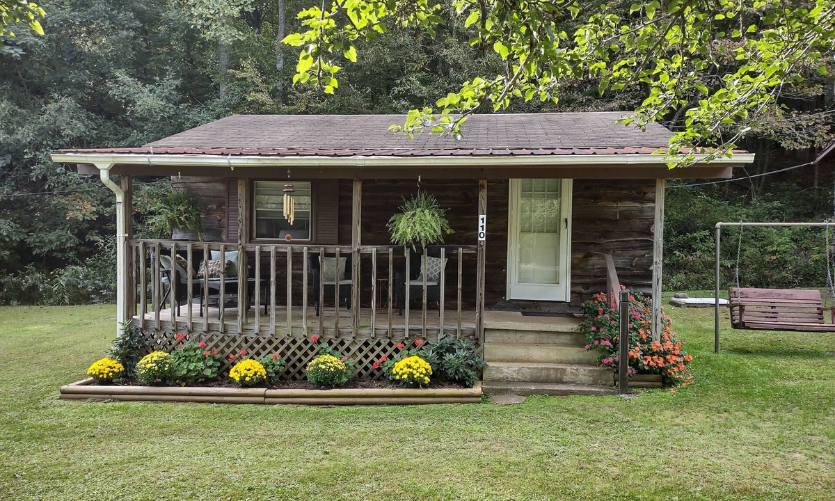 Franklin Cabin | Tranquil Creekside Cabin - Sleeps 4 - Bradford Pear Cabin