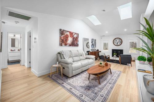 Durham House | Tranquil Light-Filled Retreat 3BR Ranch
