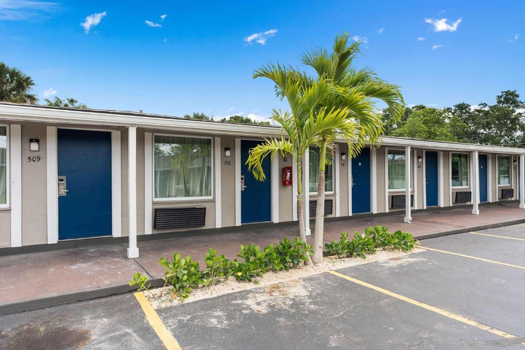 Florida Central Atlantic Coast Hotel | Travelodge by Wyndham Kissimmee Orlando
