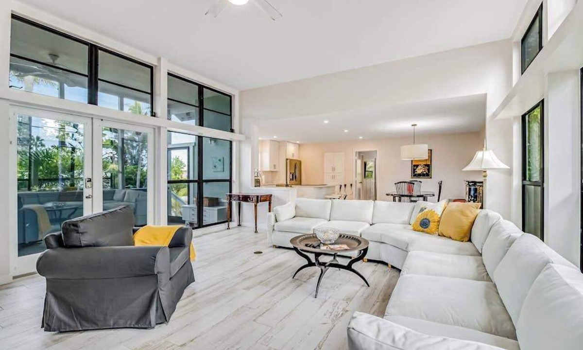 Longbeach Village House | Tree-lined home w amazing decor & screened porch - near beach & dining