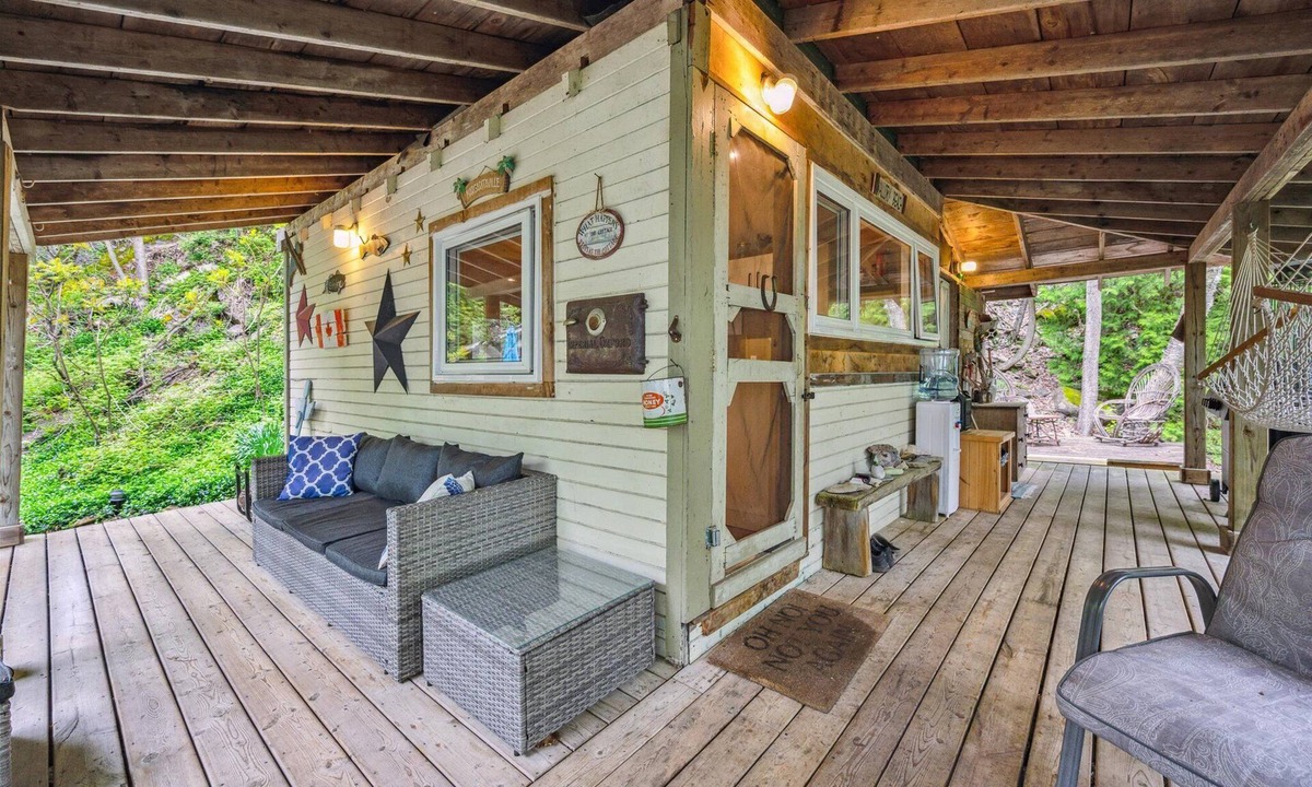 Colpoys Bay Cottage | Treetop Hideaway – Rustic Cabin Retreat
