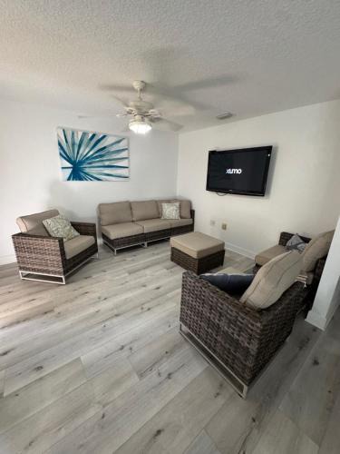 Cocoa Beach Hotel | Tropical 2 Bedroom Villa Across Cocoa Beach 3