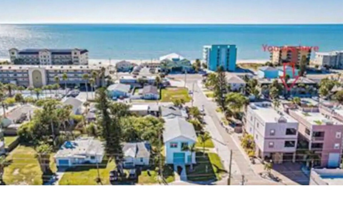 Madeira Beach Apartment | TROPICAL COZY HOME/WALK TO BEACH/RESTAURANTS/SHOPS