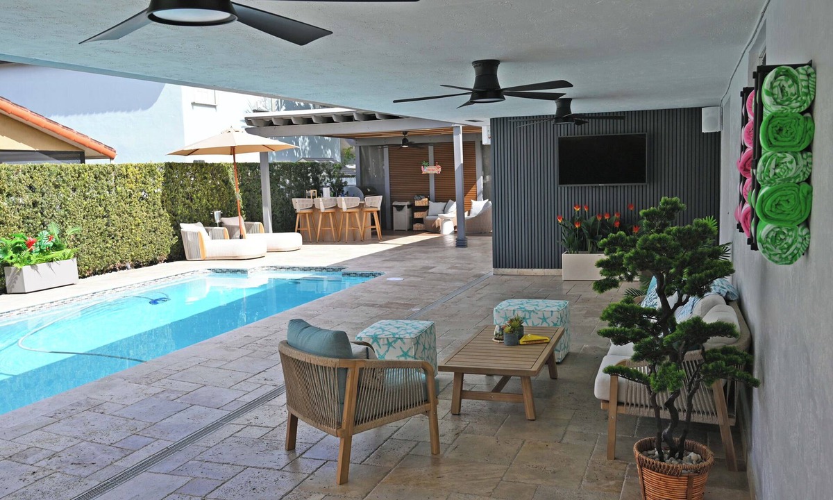 Ludlam House | Tropical Flamingo Villa – Private Heated Pool Retreat for 8 Guests