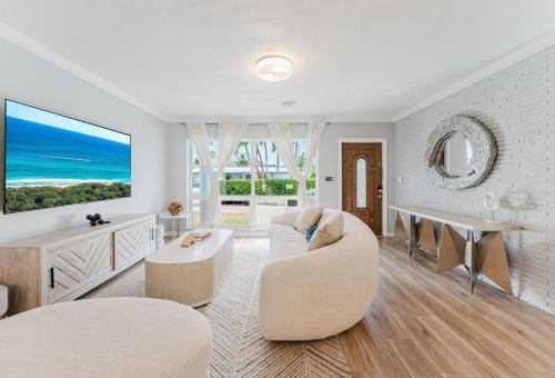 Deerfield Beach Villa | Tropical Oasis 3BR - Pool, Hot Tub & Large Yard