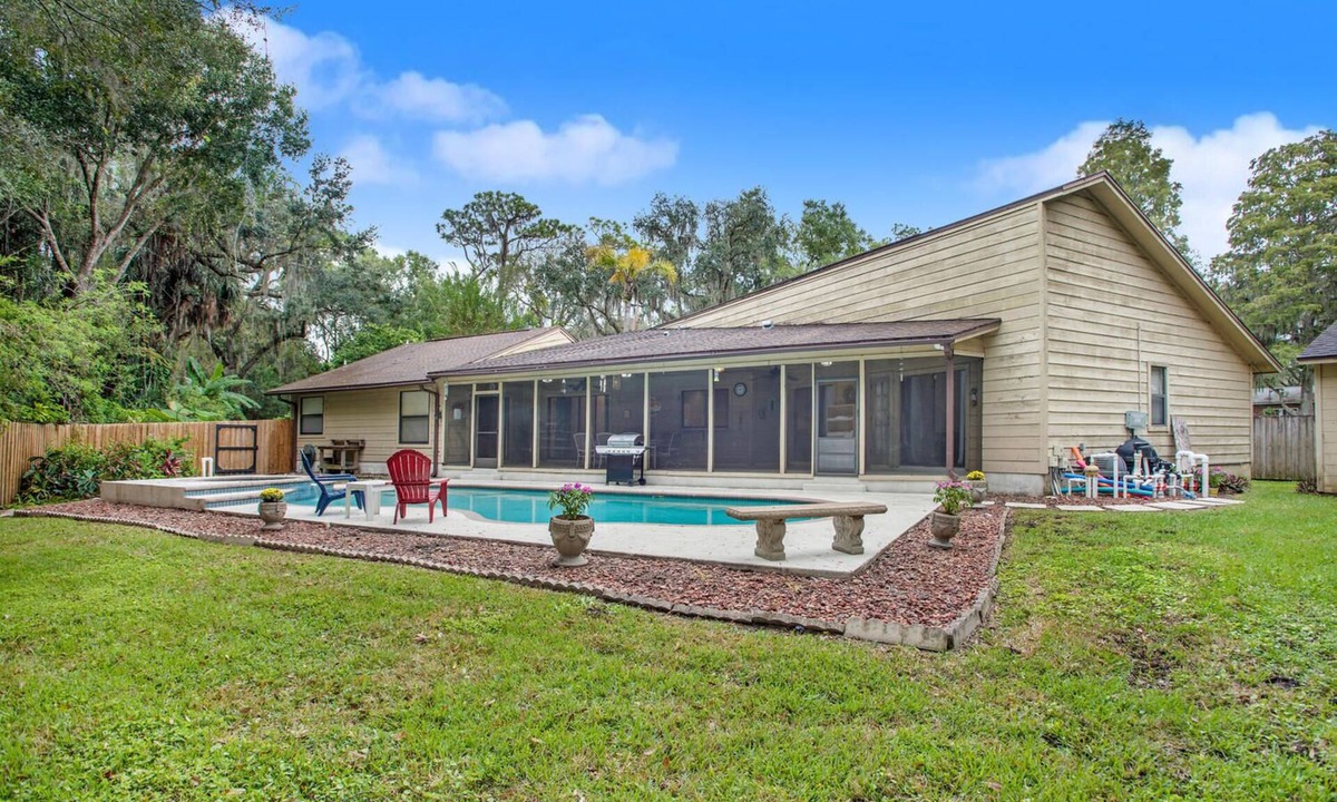 Temple Crest House | ☆Tropical Paradise☆ Luxury Pool | Ace Location | Family Ready |