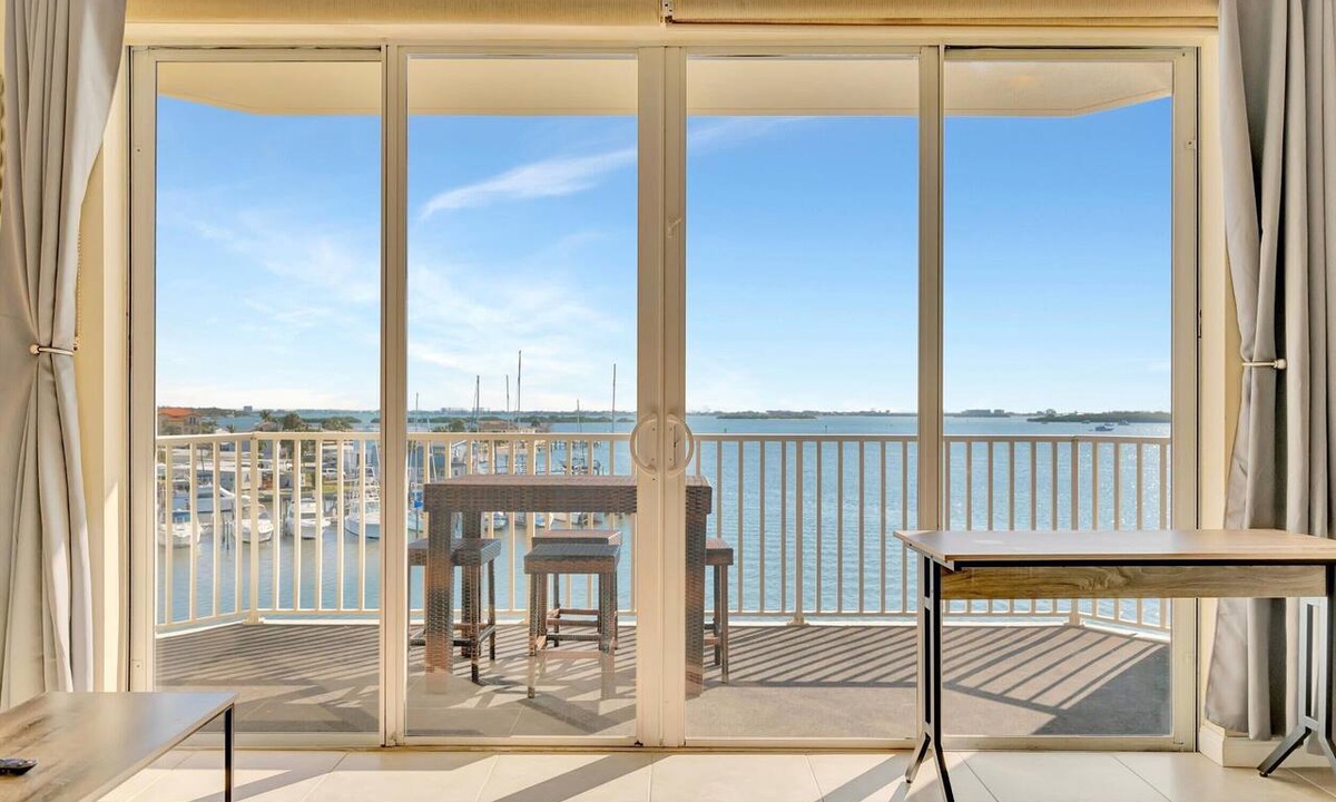 St. Petersburg Apartment | Tropical Resort! Heated Pool & Hot Tub Bar & Grill