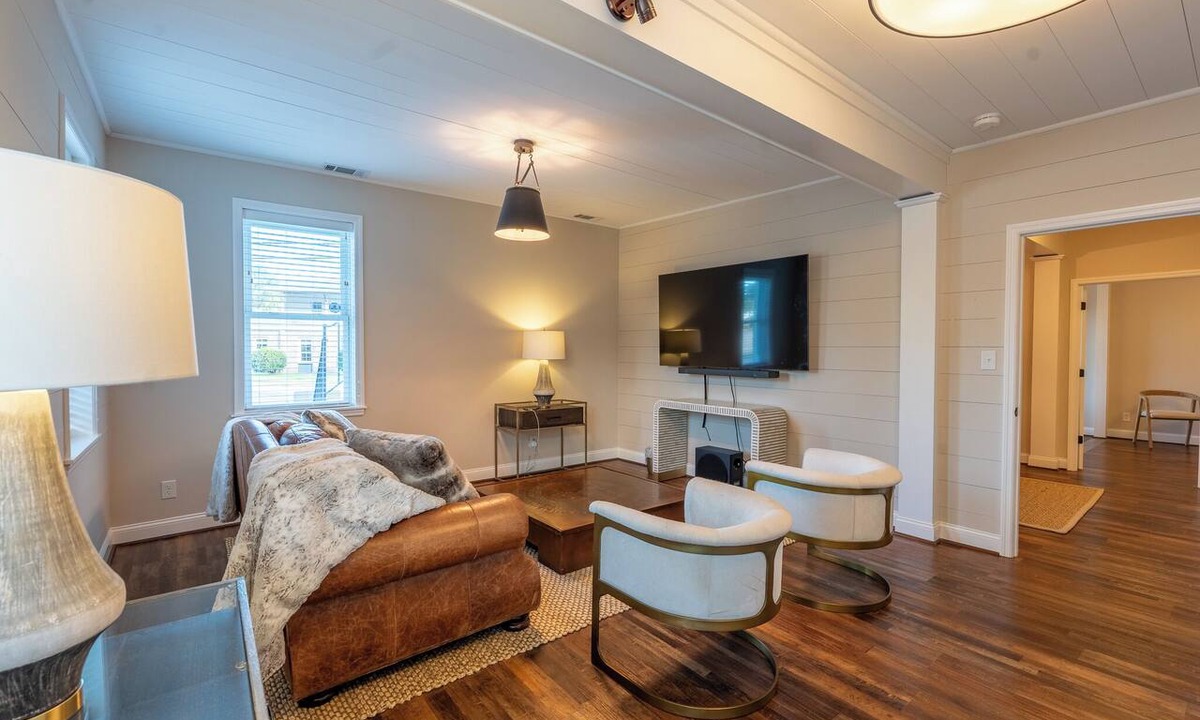 Thunderbolt Condo | Turnkey cozy living in this beautifully furnished 2-bd, 1-bath in Thunderbolt