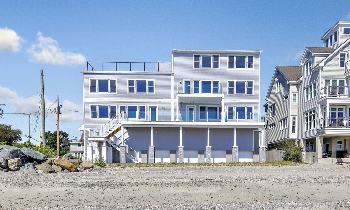 Devon House | Ultimate Beachfront Retreat Rooftop Deck, Dual Kitchens & Ocean Views