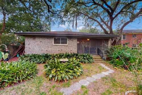San Marco House | Updated house with enclosed yard, patio, central AC, & washer/dryer