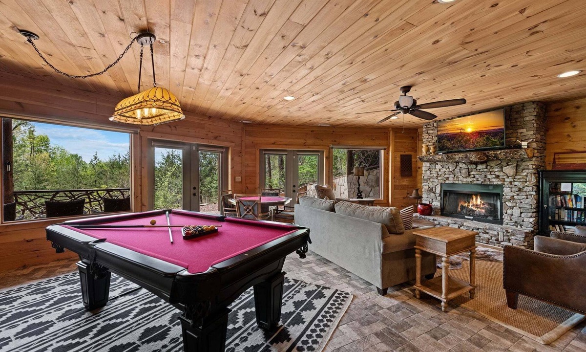 Mineral Bluff Cabin | Uplifting- Incredible Views, Close to Town, Game Room Fun