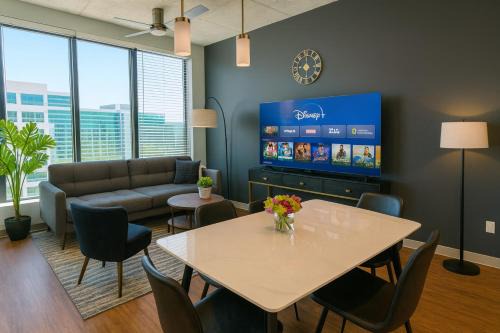 Birmingham Apartment | Upscale 2BR Apt Rooftop Deck and Fitness U14
