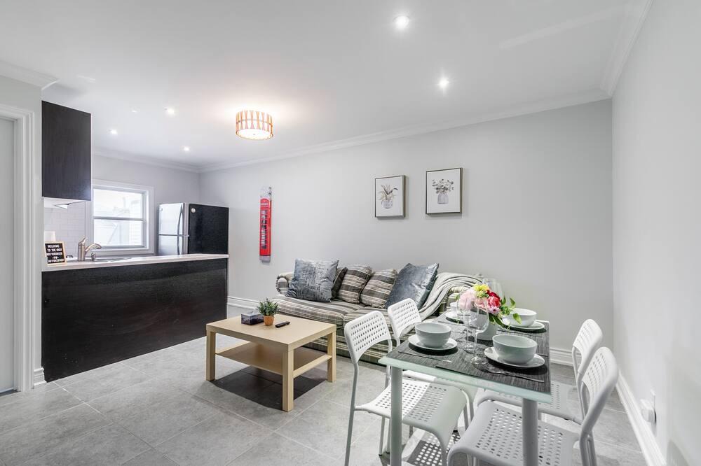 Little Italy Apartment | Upscale 2BR Condo - Heart Of Trinity Bellwoods!