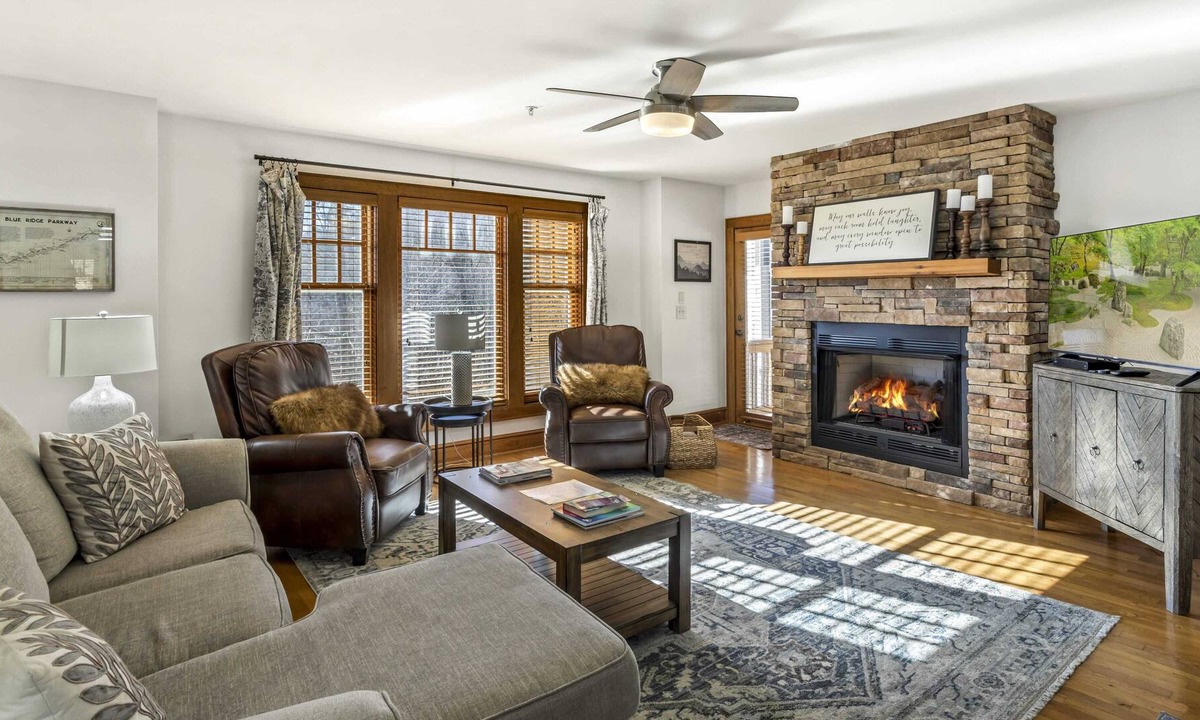 Foscoe Condo | Upscale Condo in Gated Echota Community