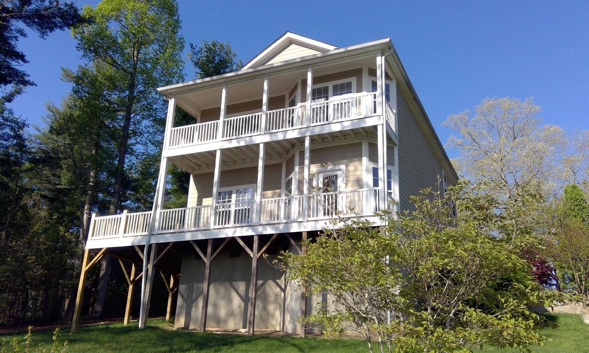 Hendersonville House | Views of/Walk to Historic Downtown Hendersonville