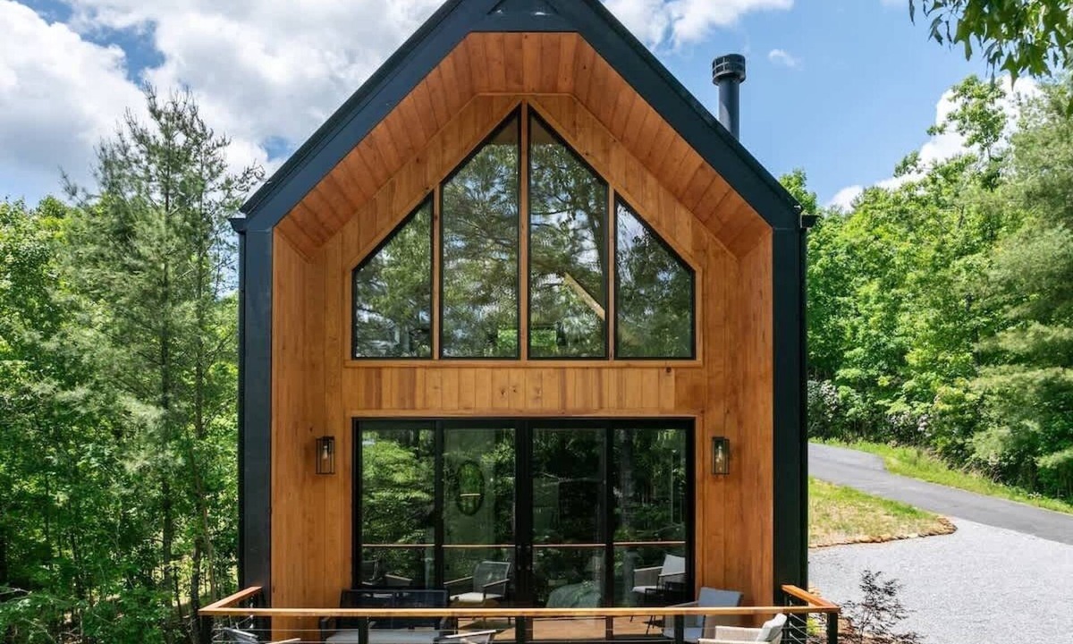 Young Harris Cabin | Viking Hut Firepit Hot Tub Access Dogs