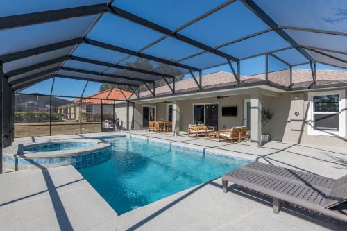 Inverness House | Villa Bennett NEW 4-bedroom with pool & spa