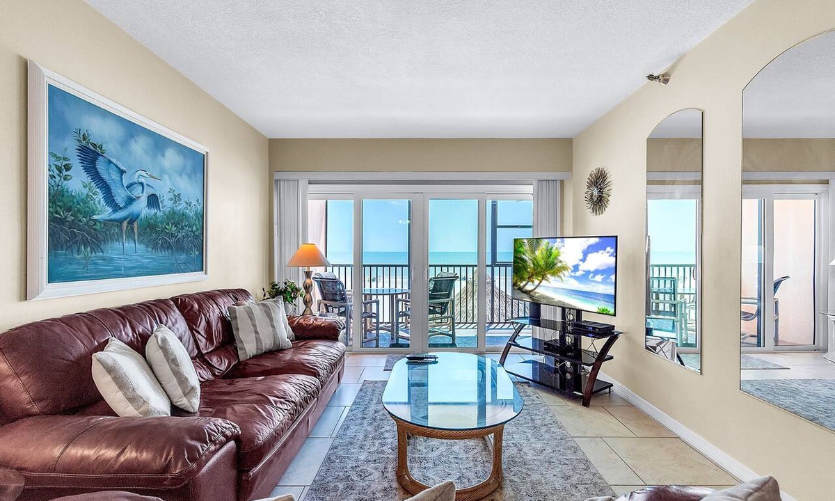 Madeira Beach Condo | Villa Madeira 202 Beautiful updates, breathtaking view, walk to John's Pass!