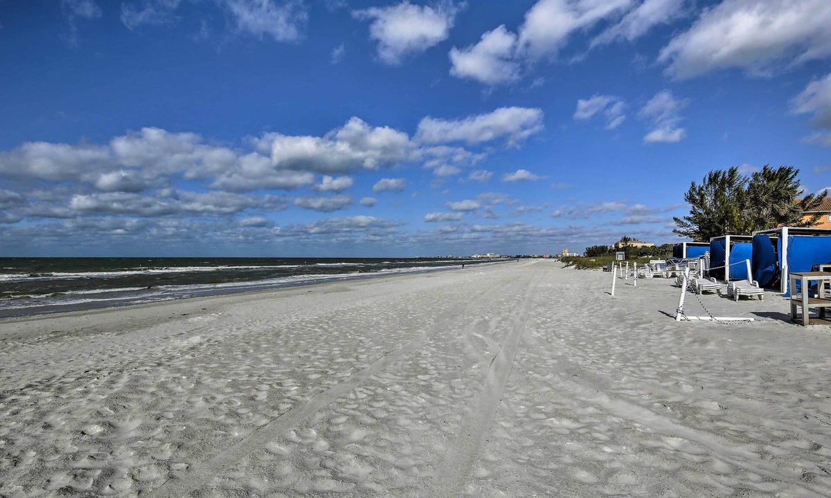 St. Pete Beach Apartment | Walk to Beach & Dining: Sunny St Pete Condo!